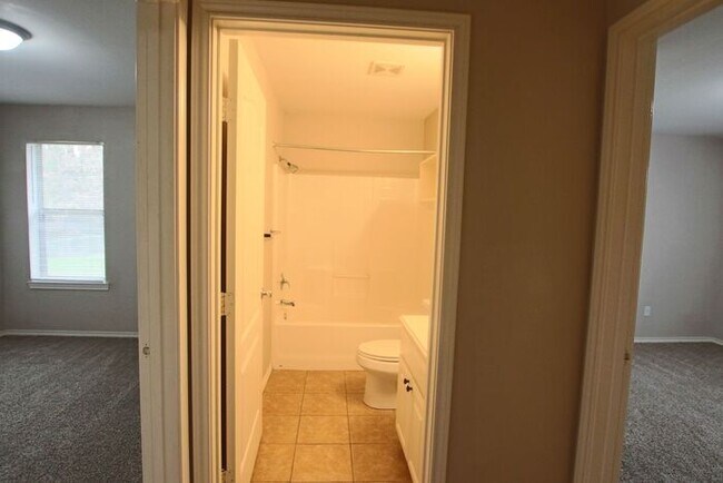 Building Photo - Tour Today!: 2 Bedroom 2 Bath Duplex in Lindale!