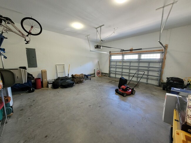 Building Photo - Beautiful & Spacious 4 bedroom, 2.5 bath h...