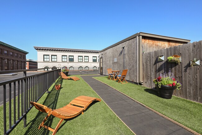 Building Photo - 308 W 8th St