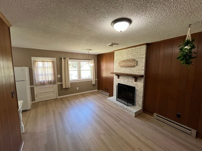 Building Photo - 1681 Village Pl