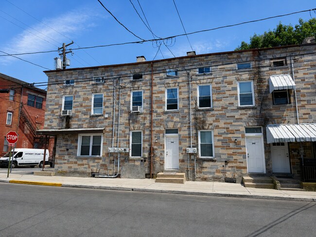 Building Photo - 242 Union St