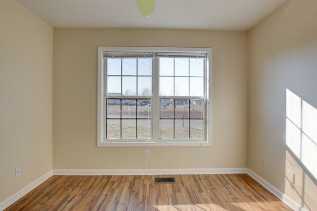 Building Photo - 3 bed 2 bath in the heart of St. B.  Fresh Paint.  Clean and Ready for You.