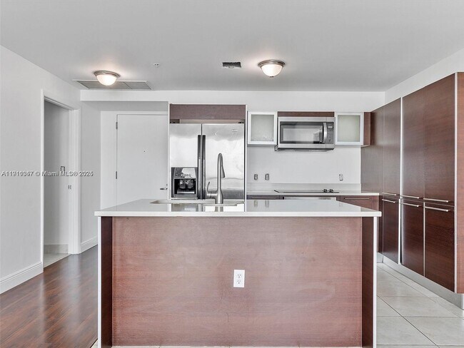 Building Photo - 1900 N Bayshore Dr