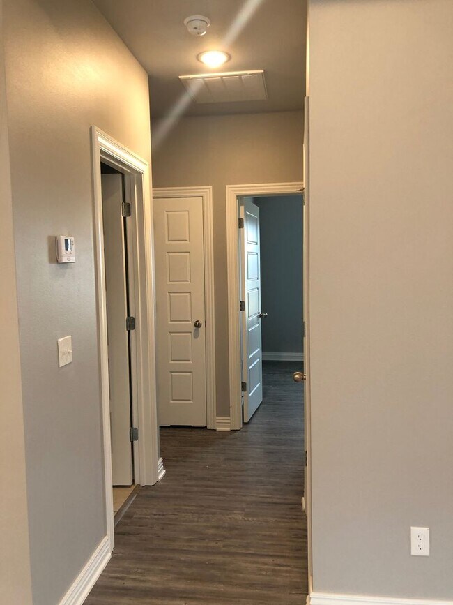 Building Photo - BEAUTIFUL BENTONVILLE HOME - LARGE FENCED IN YARD - GREAT LOCATION