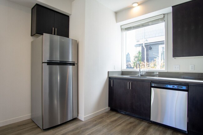 Building Photo - Stylish 2-Bedroom Townhouse in St John's R...
