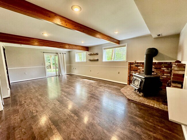 Building Photo - Renovated Woodinville home sitting in park like setting.