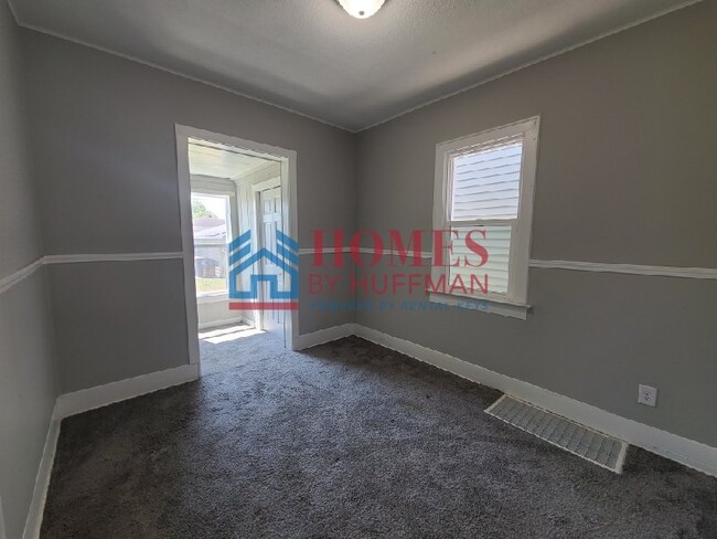 Building Photo - Two Bedroom House | Move in Ready!