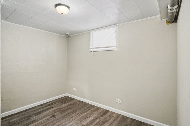 Building Photo - Front Unit - Duplex - 4bed 2bath - Finished Basement!