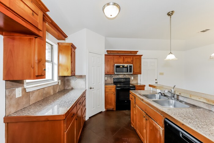 Building Photo - 413 Maplewood St