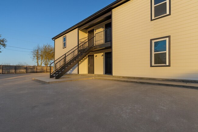 Building Photo - 1311 Kingston Dr