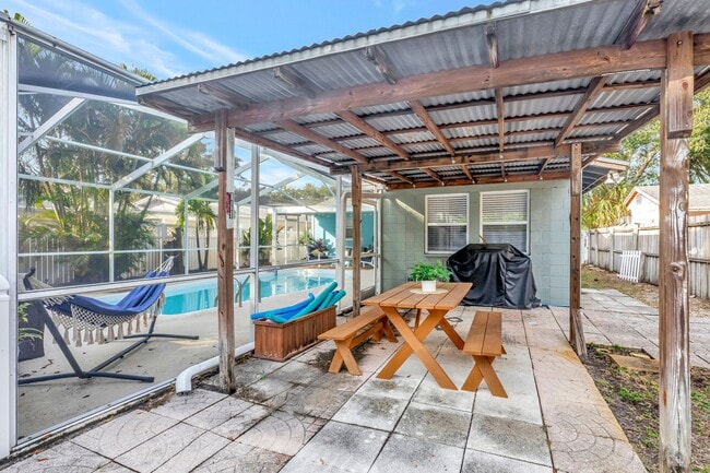 Building Photo - 3 BEDROOM 2 BATHROOM POOL HOME LOCATED IN ST. PETERSBURG