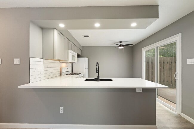 Building Photo - Modern Makeover in Prime NW Austin Location