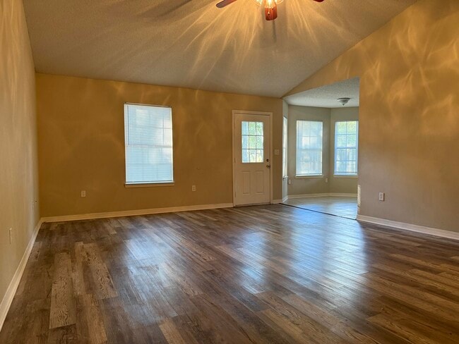 Building Photo - 192 Mary Ln