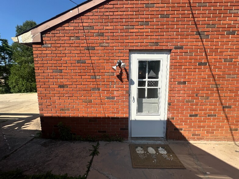 Building Photo - 5388 Chapmans Rd