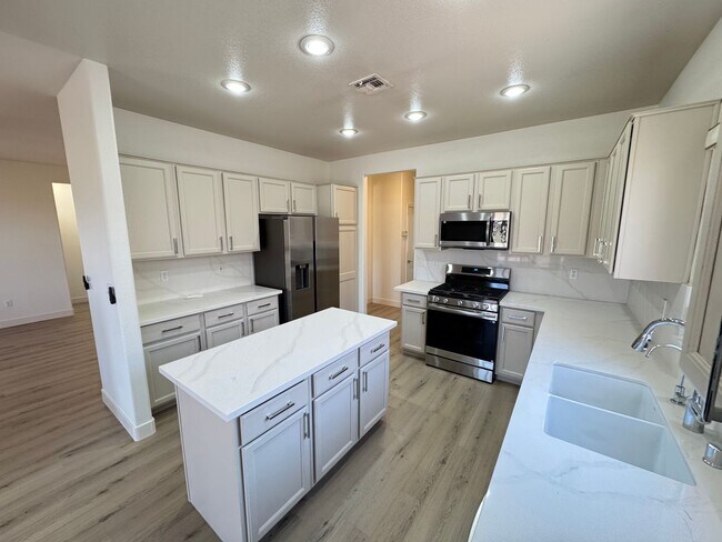 Primary Photo - Remodeled 2BD/2BA with Golf & Mountain Vie...