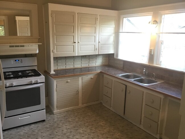 Building Photo - Great 2 Bedroom Bungalow Near Downtown and...