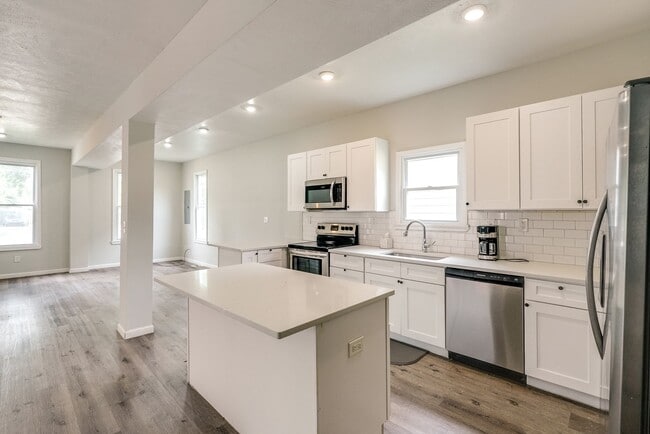 Building Photo - 1212 Rowley Ave