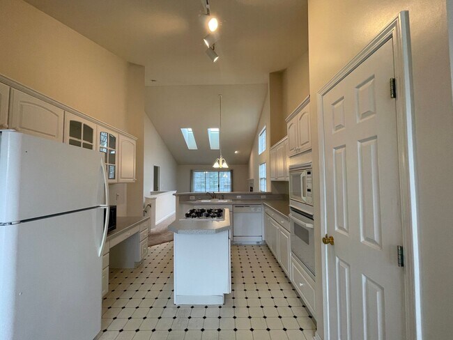 Building Photo - 4368 Pond Ridge Ct