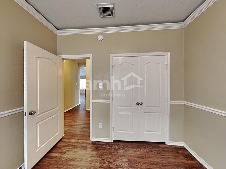 Building Photo - 1835 Manor Dr