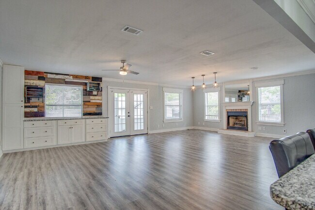 Building Photo - East Hill 3BR Home Near Bayview Park with Office, Hot Tub, Workshop & Detached Garage