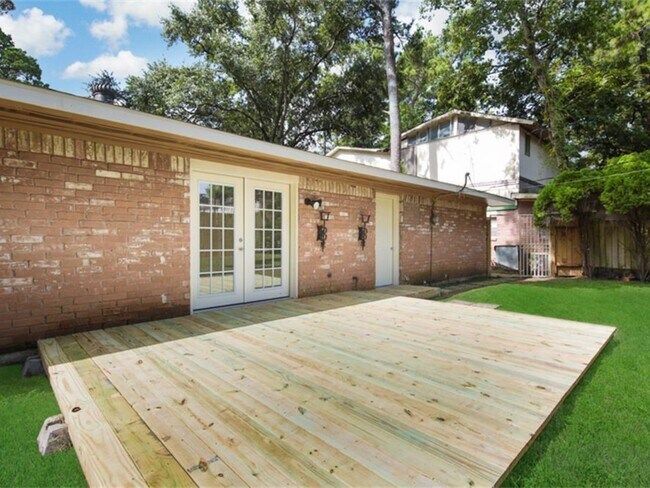 Building Photo - 10034 Westview Dr