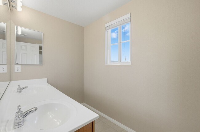 Building Photo - 4 Bedroom House in a Northeast Gated Community