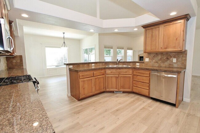 Building Photo - Stunning Home w/Open Floor-plan