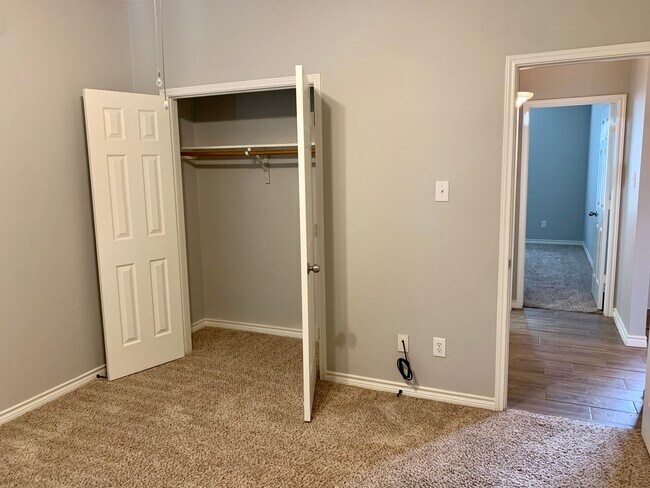 Building Photo - 1415 Millbrook Ln