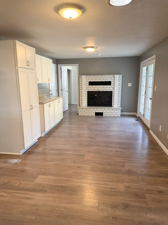 Building Photo - 3 Bedroom, 2 Bath House