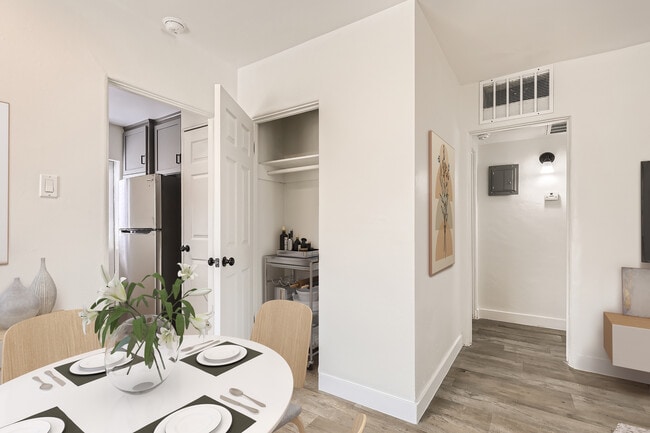 21 Closet - Encanto Park Apartments