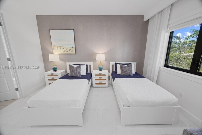 Building Photo - 513 Palm Dr