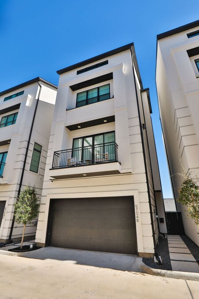 Building Photo - For Lease | 3 Bed, 3.5 Bath | 2,610 Sq Ft | Westheimer Estates |