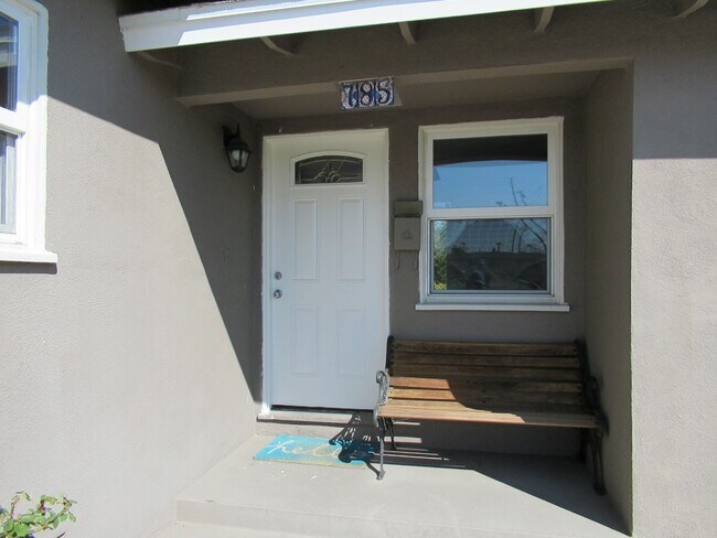 Building Photo - 785 N Victoria Dr