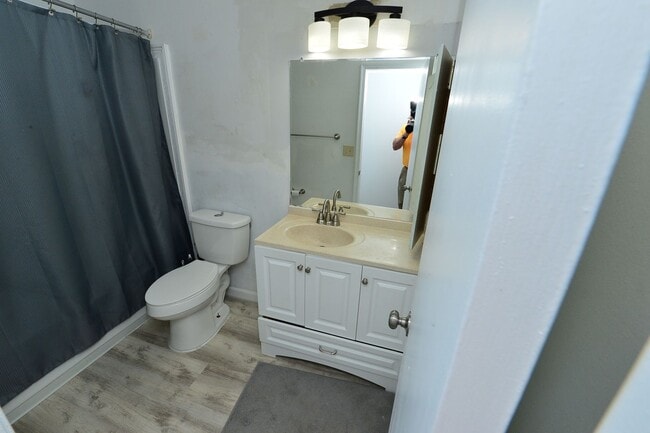 Building Photo - Renovated end unit!