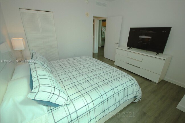 Building Photo - 950 Brickell Bay Dr