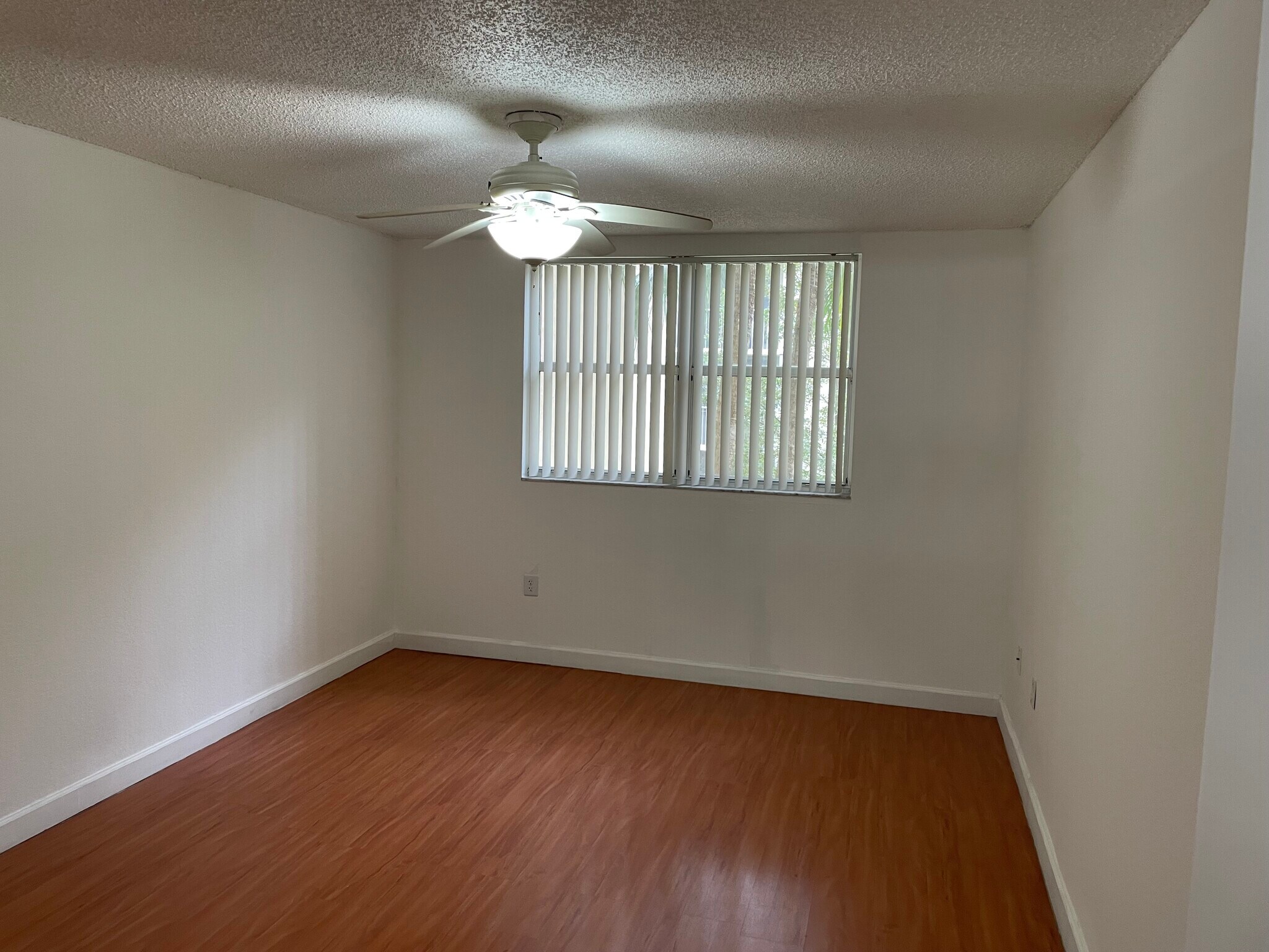 Large bedroom - 8215 Lake Dr