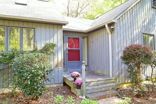 Building Photo - 914 Crestwood Ln