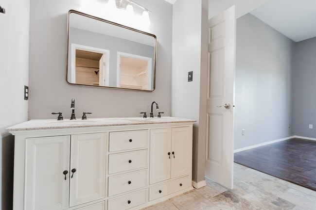 Building Photo - Newly Updated Two Bedroom Two Bath Townhouse