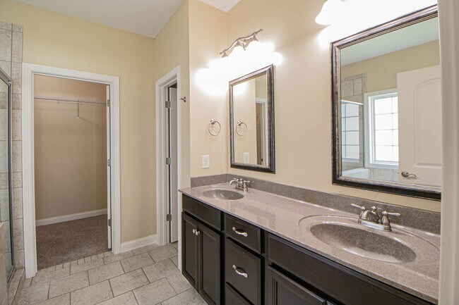 Building Photo - 809 Carousel Ct