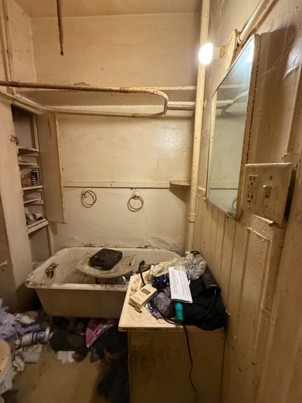 Building Photo - 1096 W Green St