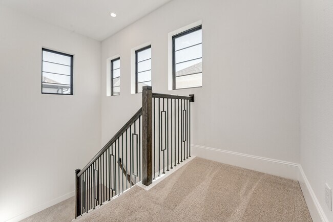 Building Photo - 12016 Royal Oaks Banner Wy