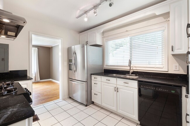 Building Photo - Spacious 3 beds & 3 Full Baths in Woodland...