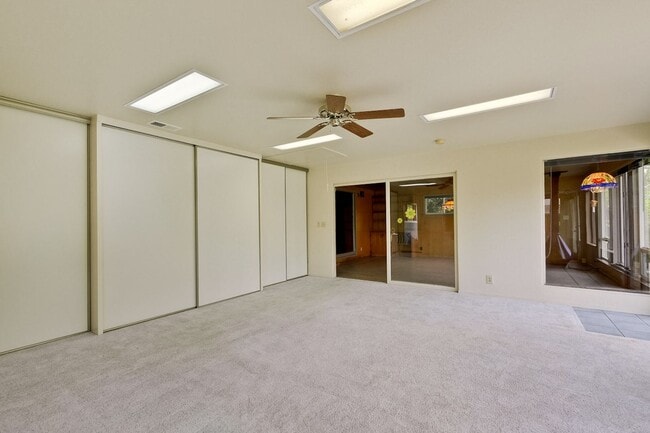 Building Photo - 160 Kit Carson Ct