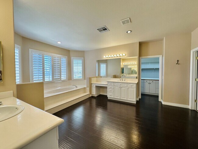 Building Photo - GORGEOUS 2 STORY HOME WITH A GRAND ENTRY &...