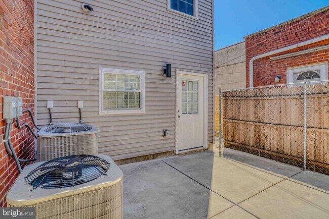 Building Photo - 2832 Edgemont St