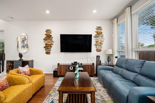 Building Photo - 5003 Lehman Oaks Dr