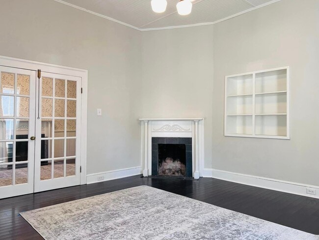 Building Photo - Charming home, gourmet kitchen, and large ...