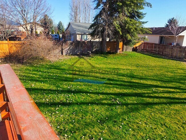 Building Photo - Spacious 4 Bedroom Home with Fenced Backyard & Garage
