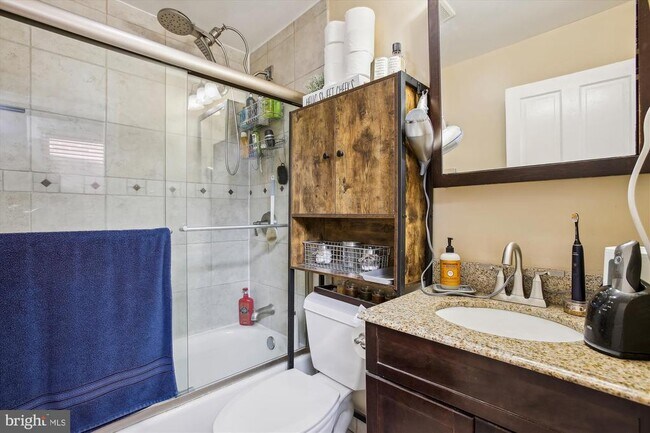 Building Photo - 763 10th St SE