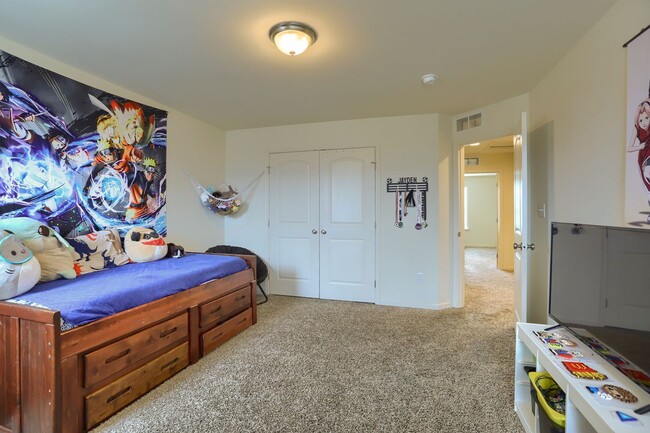 Building Photo - 4 bedroom townhome